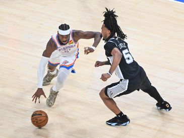 Shai Gilgeous-Alexander lideró al Thunder con 32 puntos en un juego clave para tomar ventaja de 3-2 sobre San Antonio. EFE/ M. SOLDI.