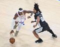 Shai Gilgeous-Alexander lideró al Thunder con 32 puntos en un juego clave para tomar ventaja de 3-2 sobre San Antonio. EFE/ M. SOLDI.