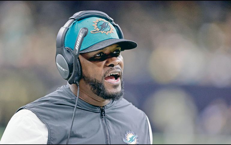 Brian Flores demandó a la NFL y a tres equipos en febrero de 2022 por presunto racismo. AP