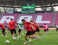 Jugadores del Rayo entrenan en la cancha del estadio de Leipzig para la final de la Conference League. EFE/F. Singer