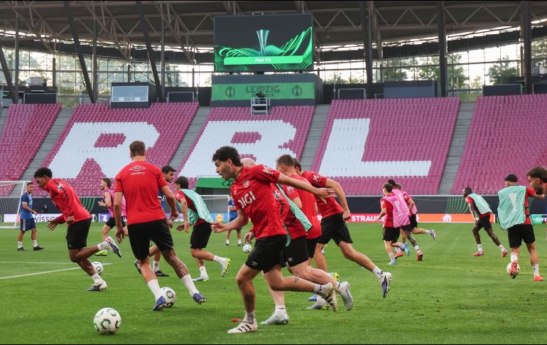 Jugadores del Rayo entrenan en la cancha del estadio de Leipzig para la final de la Conference League. EFE/F. Singer