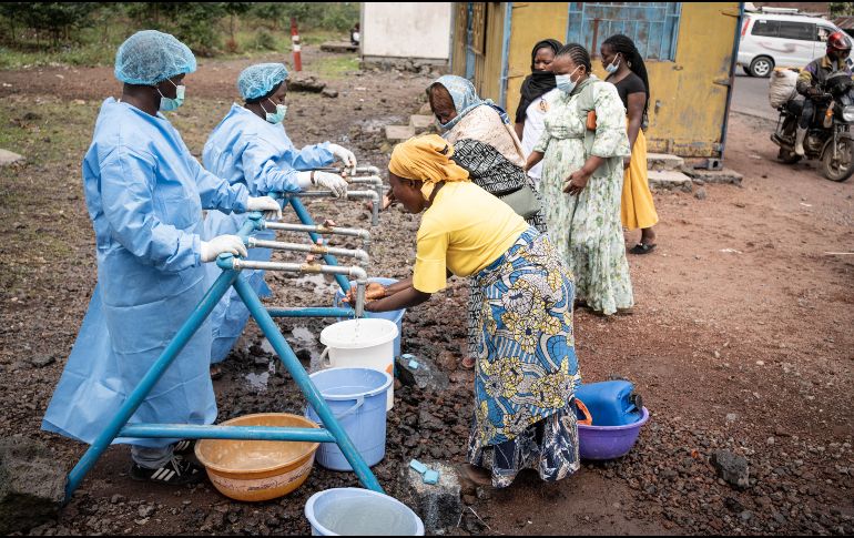 Los habitantes se lavan las manos en un puesto de control establecido como medida preventiva contra la propagación del ébola en Kanyaruchinya, cerca de Goma, en Kivu del Norte, República Democrática del Congo. EFE/M. JEANNE