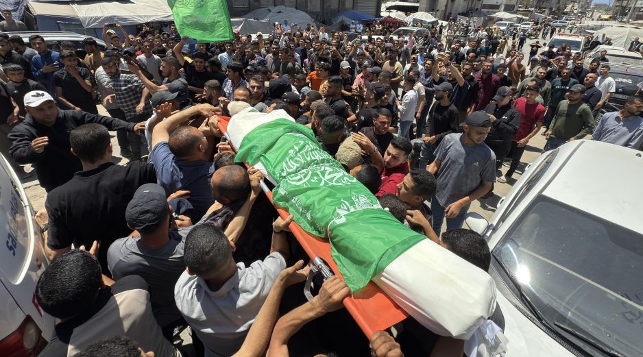 Miles de personas se reunieron el miércoles para el funeral conjunto de la familia de Odeh en Ciudad de Gaza. EFE/ Ahmad Awad