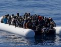 En la imagen de archivo, cerca de 200 inmigrantes ilegales en una zodiac mientras son rescatados por el buque de la guardia italiana "Denario" en el mar Mediterráneo. EFE/A. Di Meo