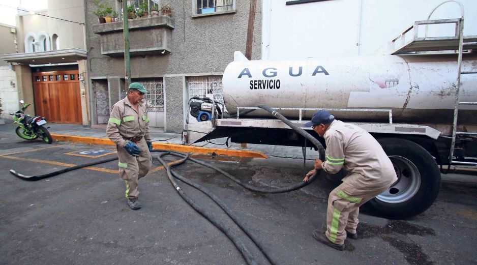 El Sistema de Aguas de la Ciudad de México (Sacmex) reportó que 2023 fue el año con mayor detección de tomas irregulares durante la administración pasada, recibiendo 209 reportes y comprobando la ilegalidad de al menos 32 de ellas, lo que evidencia la urgencia de la reciente reforma aprobada por el Congreso capitalino. SUN/ARCHIVO