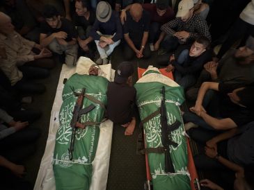 Gazatíes asisten este miércoles al funeral de Mohammed Odeh, jefe militar del grupo islamista Hamás, quien murió el martes en un ataque israelí contra el barrio de Rimal. EFE/A. Awad
