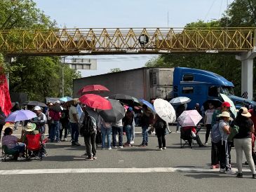 Personas participan en un bloqueo de la Coordinadora Nacional de Trabajadores de la Educación (CNTE) este miércoles en Villa de Mitla, Oaxaca. EFE/J. Méndez