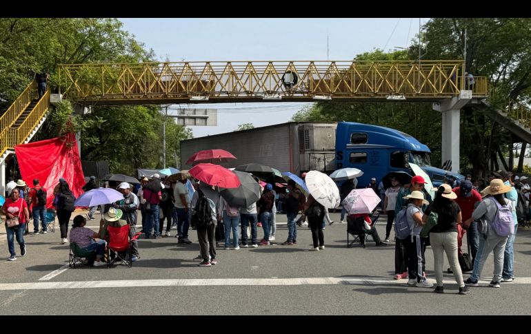 Personas participan en un bloqueo de la Coordinadora Nacional de Trabajadores de la Educación (CNTE) este miércoles en Villa de Mitla, Oaxaca. EFE/J. Méndez