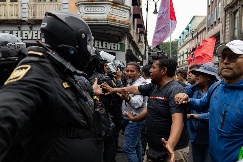 Maestros de la Sección 22 de la CNTE se enfrentan con policías de la Ciudad de México. SUN/K. Guerrero