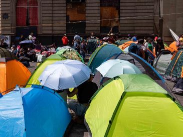 Maestros de la CNTE continúan instalando tiendas de campaña como parte del plantón; se encuentran en la calle 5 de Mayo, entre Eje Central y Simón Bolívar. SUN/H. Salvador