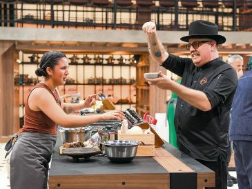 Para el chef Adrián Herrera, la nueva dinámica revela cómo el cansancio y las relaciones humanas también terminan sazonando cada platillo. CORTESÍA