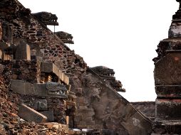 El arqueólogo Sergio Gómez, director del Proyecto Tlalocan en el túnel de la pirámide, alertó de que la humedad está desintegrando la estructura. EFE/Archivo