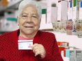 Persona adulta mayor muestra su tarjeta Inapama, con la que podrá obtener descuentos en junio de 2026. ESPECIAL / Inapam y CANVA
