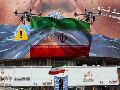Un hombre con una bandera de Irán en Teherán debajo de un espectacular "antiEstados Unidos". EFE / EPA / ABEDIN TAHERKENAREH