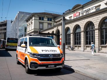 Un coche de policía estacionado frente a la estación de tren de Winterthur, Suiza, el 28 de mayo de 2026. Según la policía regional de Zúrich, un ciudadano suizo de 31 años apuñaló e hirió a tres personas en la estación. EFE/C. THOMA
