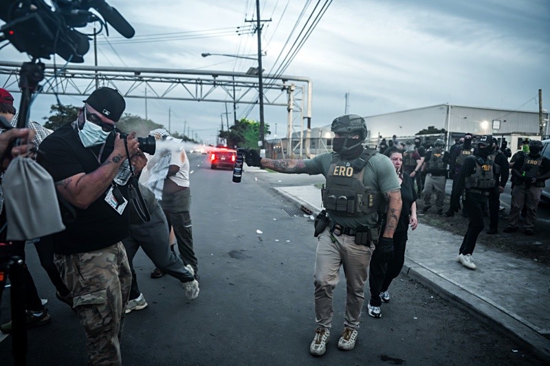 Los agentes del ICE fueron acusados de usar gas lacrimógeno en contra de los manifestantes.