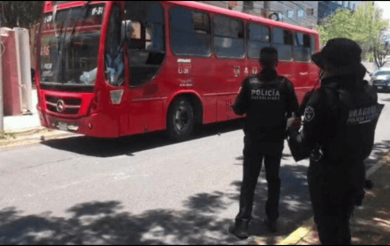 Un conductor de un vehículo particular y el chofer del transporte público se enfrascaron en un altercado vial. ESPECIAL