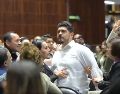 El diputado Zenyazen Roberto Escobar (Morena) retó a golpes a Carlos Gutiérrez Mancilla (PRI), en posición de guardia, como si se tratara de un boxeador. ESPECIAL.