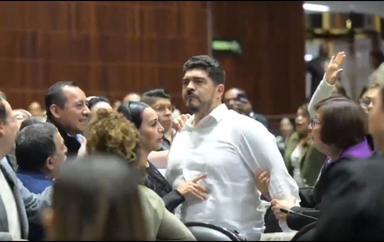 El diputado Zenyazen Roberto Escobar (Morena) retó a golpes a Carlos Gutiérrez Mancilla (PRI), en posición de guardia, como si se tratara de un boxeador. ESPECIAL.
