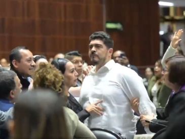 El diputado Zenyazen Roberto Escobar (Morena) retó a golpes a Carlos Gutiérrez Mancilla (PRI), en posición de guardia, como si se tratara de un boxeador. ESPECIAL.