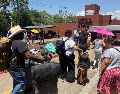 La toma del Aeropuerto de Oaxaca provocó afectaciones a decenas de pasajeros, quienes quedaron varados al exterior de la terminal aérea mientras intentaban contactar a sus respectivas aerolíneas para conocer el estatus de sus vuelos. EFE/J. Méndez