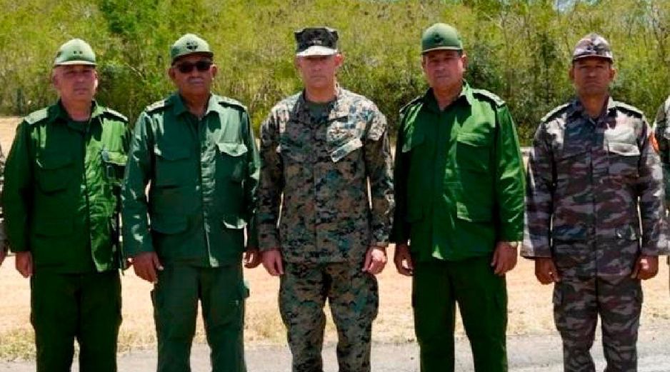 El jefe del Comando Sur de EU, general Francis L. Donovan (c), posa con el jefe del Estado Mayor General de Cuba, general Roberto Legrá Sotolongo (2-i), y otros militares cubanos en la base naval de Guantánamo. EFE/Southcom