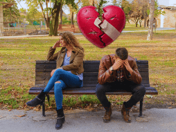 Las parejas quedan atrapadas en un fuego cruzado de críticas hirientes, recordando errores del pasado continuamente y perdiendo de vista el amor que originalmente los unió en un principio. ESPECIAL / CANVA