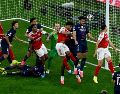 El PSG logró revalidar el título continental después de una final intensa y dramática que mantuvo la incertidumbre hasta el último disparo. EFE / S. Koszticsak