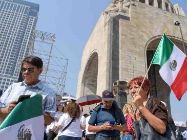 Aspectos del ambiente en el Monumento a la Revolución. Asistentes esperan la llegada de la Presidenta Claudia Sheinbaum. SUN/S. Cadena