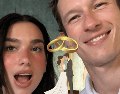 Y si bien eran pocos los que presenciaron la boda civil de Dua Lipa y Callum Turner, aún tienen pendiente la celebración. INSTAGRAM / @callumturner