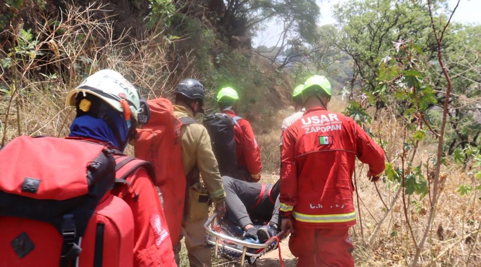 Oficiales de la Coordinación Municipal de Protección Civil y Bomberos de Zapopan atendieron el reporte de una persona que cayó a un barranco en la colonia Vistas del Centinela. CORTESÍA/ Protección Civil y Bomberos de Zapopan.