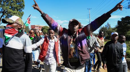 Cientos de personas salieron a las calles para protestar contra la creación de un centro de cuarentena para el ébola destinado a ciudadanos estadounidenses en la base aérea de Laikipia. EFE/TRINGER