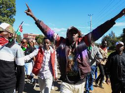 Cientos de personas salieron a las calles para protestar contra la creación de un centro de cuarentena para el ébola destinado a ciudadanos estadounidenses en la base aérea de Laikipia. EFE/TRINGER