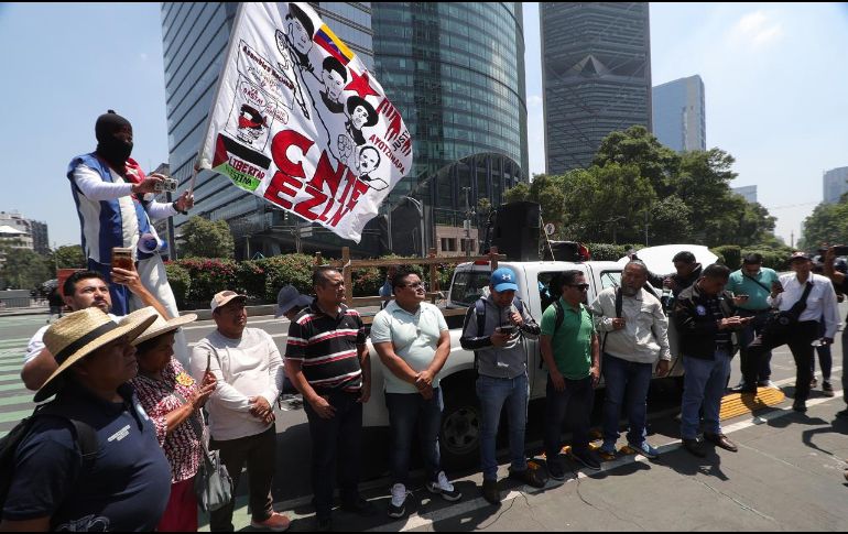 Los maestros mexicanos han amenazado con boicotear el inicio del Mundial de Futbol con movilizaciones y bloqueos. EFE/M. Hartz