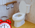 La recomendación médica principal es levantarse al baño en cuanto se percibe la necesidad de orinar. ESPECIAL / CANVA
