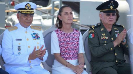 La ceremonia por el Día de la Marina se llevó a cabo a bordo del Buque Usumacinta, se rindieron homenajes, hubo condecoraciones y muestra de ejercicios marítimos. SUN/S. Cadena