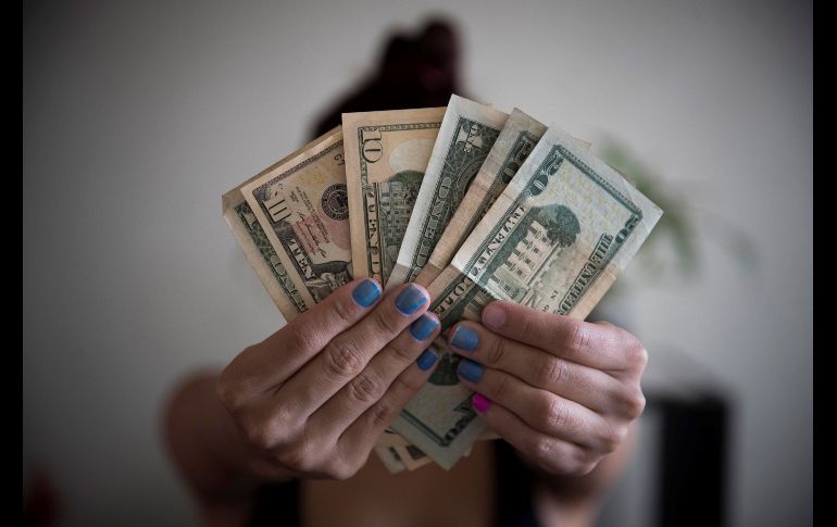 El reporte destaca que la economía estadounidense presentó señales positivas durante abril, pero esto no se vio reflejado en los envíos de dinero. EFE/ARCHIVO