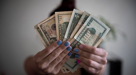 El reporte destaca que la economía estadounidense presentó señales positivas durante abril, pero esto no se vio reflejado en los envíos de dinero. EFE/ARCHIVO