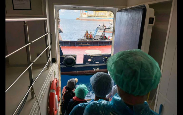 Pasajeros desembarcan del crucero MV Hondius, donde se registró un brote de hantavirus, el domingo 10 de mayo de 2026, en el puerto de Granadilla, en las Islas Canarias, España. AP/ARCHIVO