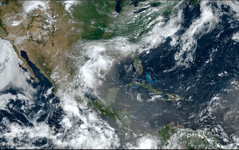La inmensa nube de polvo sahariano continúa su avance sobre el Mar Caribe y se dirige hacia Estados Unidos, afectando la calidad del aire y la salud respiratoria. ESPECIAL/ Gobierno de México