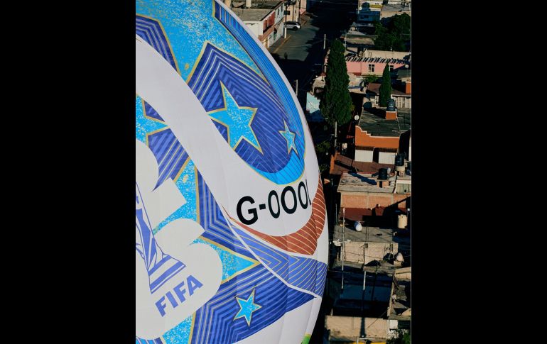 Un globo aerostático estilizado como el Trionda sobrevuela la Ciudad de México en la antesala al inicio del Mundial 2026. ESPECIAL / X: @MexicoCity26