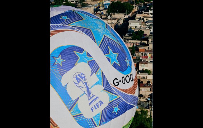 Un globo aerostático estilizado como el Trionda sobrevuela la Ciudad de México en la antesala al inicio del Mundial 2026. ESPECIAL / X: @MexicoCity26