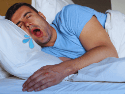 Para reducir este inconveniente, el primer paso es modificar la postura al dormir. ESPECIAL / CANVA
