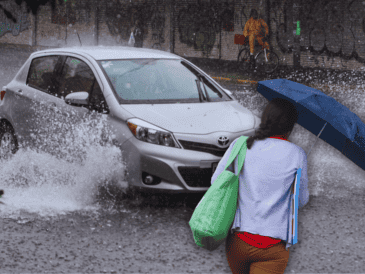 Nunca intentes cruzar corrientes de agua que se forman en las calles, ni a pie ni en vehículo, sin importar la prisa que tengas. EL INFORMADOR / ARCHIVO