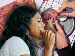 Elegir adecuadamente qué comer antes de dormir puede contribuir al bienestar general. ESPECIAL/Unsplash