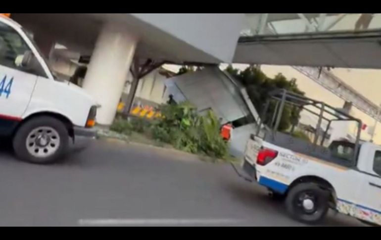 El desplome afectó directamente a una automovilista que circulaba por la zona. ESPECIAL