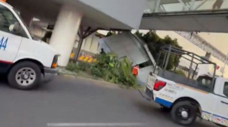 El desplome afectó directamente a una automovilista que circulaba por la zona. ESPECIAL