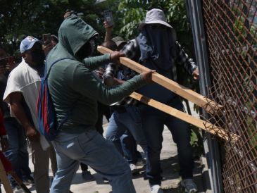 El secretario de Seguridad de CDMX, Pablo Vázquez Camacho, confirmó la presencia de personas con el rostro cubierto que iniciaron con los disturbios. EFE/J. de la Cruz