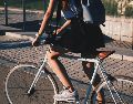 Al optar por el pedaleo diario, los ciudadanos contribuyen directamente a la reducción de emisiones contaminantes y al necesario descongestionamiento de las principales arterias viales de la ciudad. Unsplash