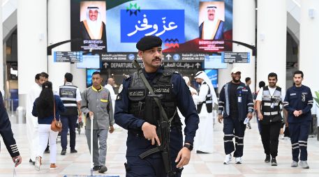 Policía en la terminal 1 del Aeropuerto Internacional de Kuwait, que apenas el lunes había reabierto y hoy volvió a ser atacado. XINHUA/Asad